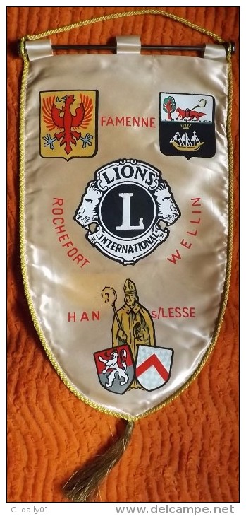 FANION:  LIONS INTERNATIONAL.   Famenne - Rochefort - Wellin - Han S/Lesse. - Autres & Non Classés