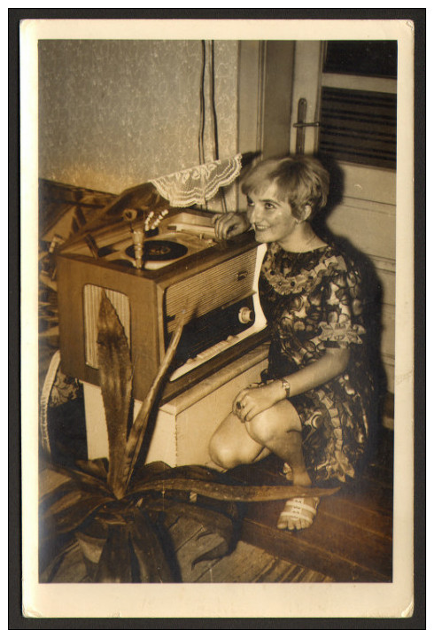 Woman And Old Radio Photo 9x14 Cm       #17699 - Donne