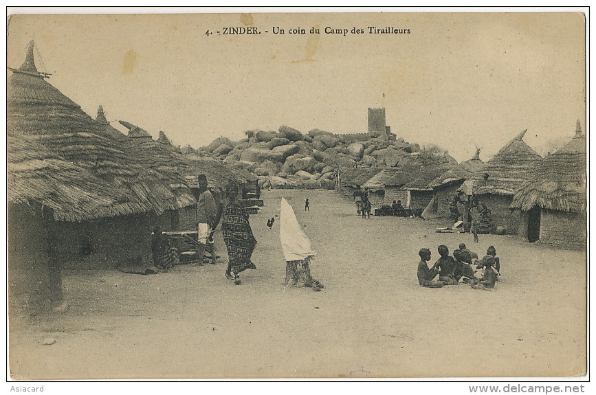 Zinder 4 Un Coin Du Camp Des Tirailleurs Tirailleurs Senegalais Et Famille Groupe Enfants Nus Femmes - Niger