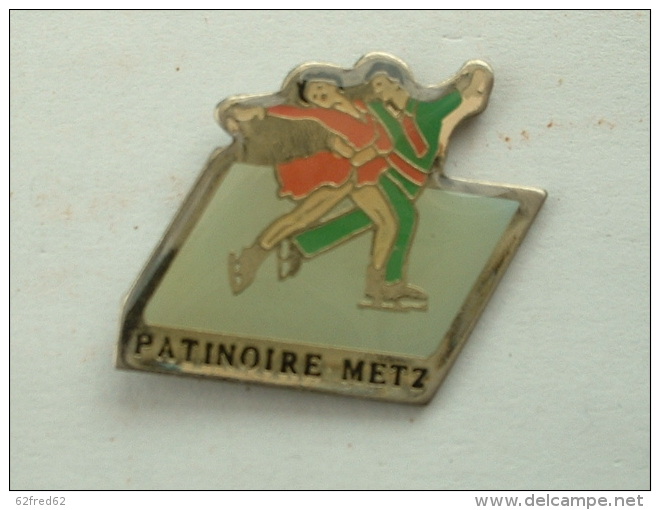 Pin´s FEMME - PATINOIRE METZ - Skating (Figure)