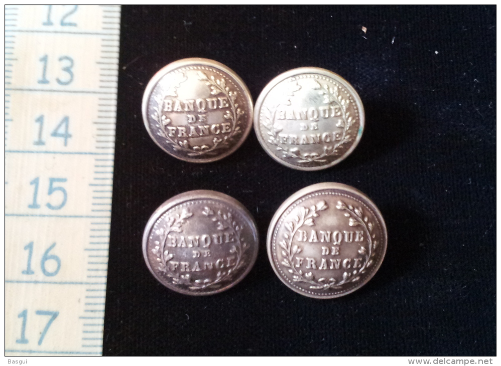 Quatre Boutons Argentés Anciens Petit Modele, Marqués  "Banque De France" - Buttons