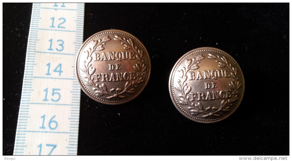 Deux Boutons Argentés Anciens Grand Modele, Marqués  "Banque De France" - Buttons