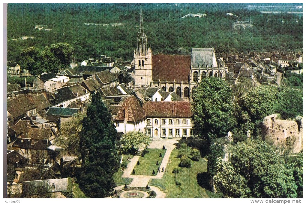 CONCHES . L'Hôtel De Ville , Les Jardins Et Vue Sur L'Eglise Sainte - Foy Et Le Donjon . - Conches-en-Ouche