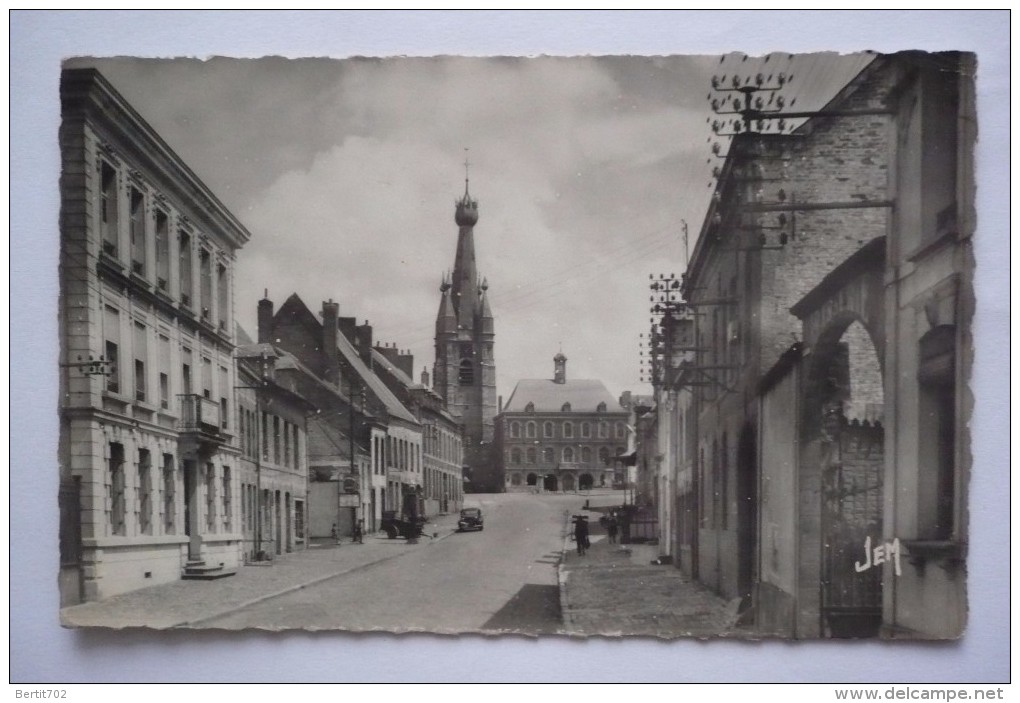 59 - Cpsm Petit Format  -  SOLRE-LE-CHATEAU - Rue Des Soeurs- Citroën Traction - Solre Le Chateau