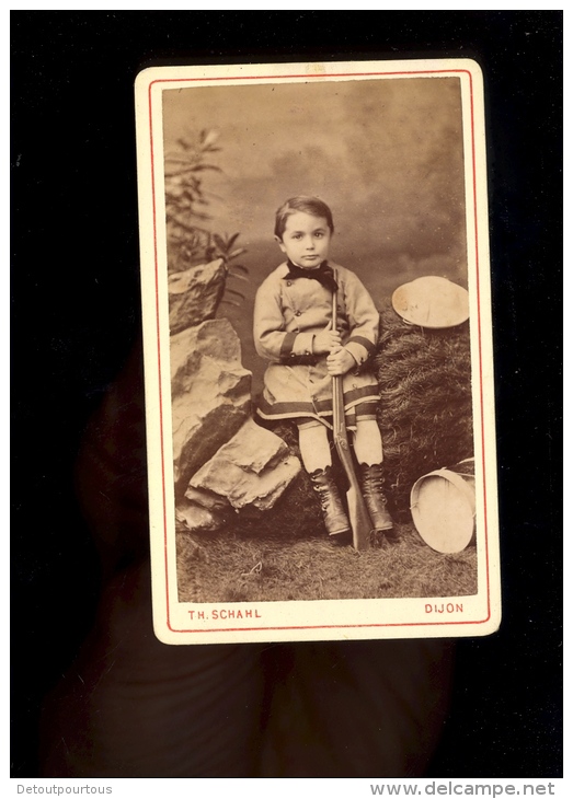 Photographie CDV Garçon Fusil  Boy With Gun Photographe Th SCHAHL 29 Rue Chabot Charny DIJON - Antiche (ante 1900)