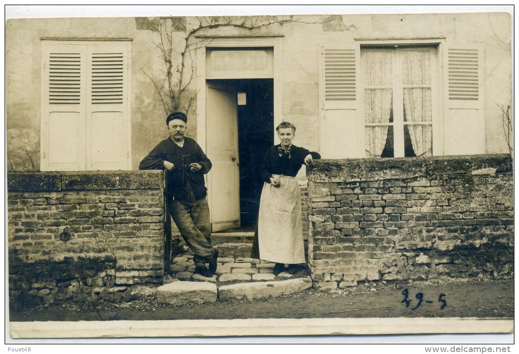 Couple Devant Une Maison  - à Identifier - Belle Photo Carte. - A Identifier