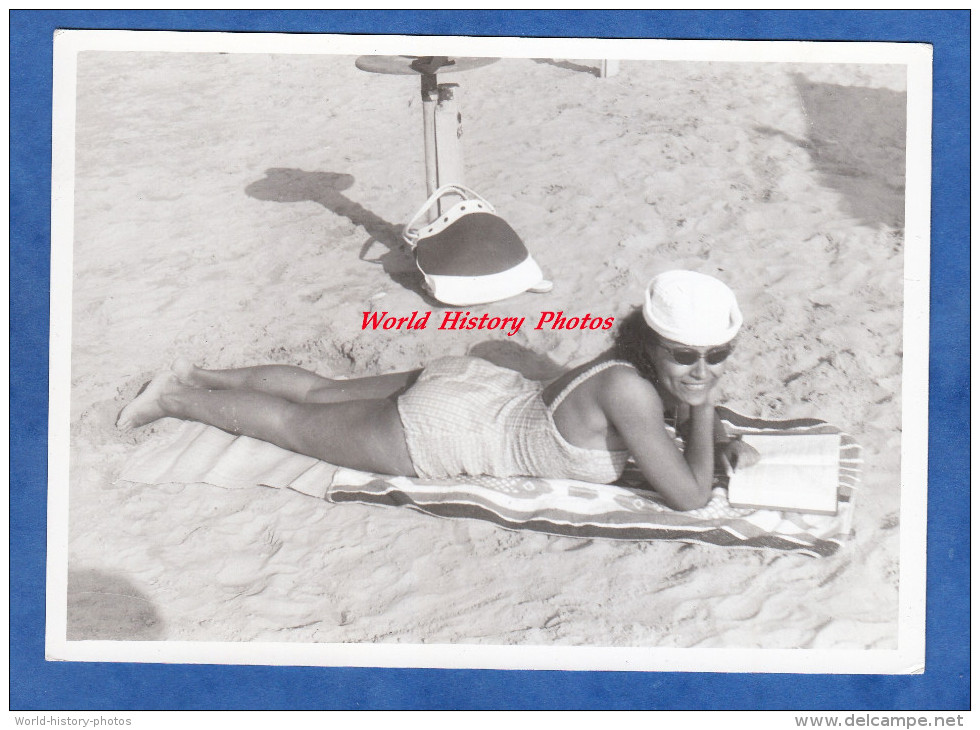 Photo Ancienne - Jolie Fille Métisse Allongée Sur Sa Serviette à La Plage - Maillot De Bain Sexy Girl Glasses Pin Up - Pin-Ups