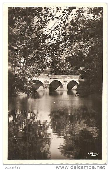 PESMES. LES BORDS DE L' OGNON ET LE PONT DU MOULIN. - Pesmes