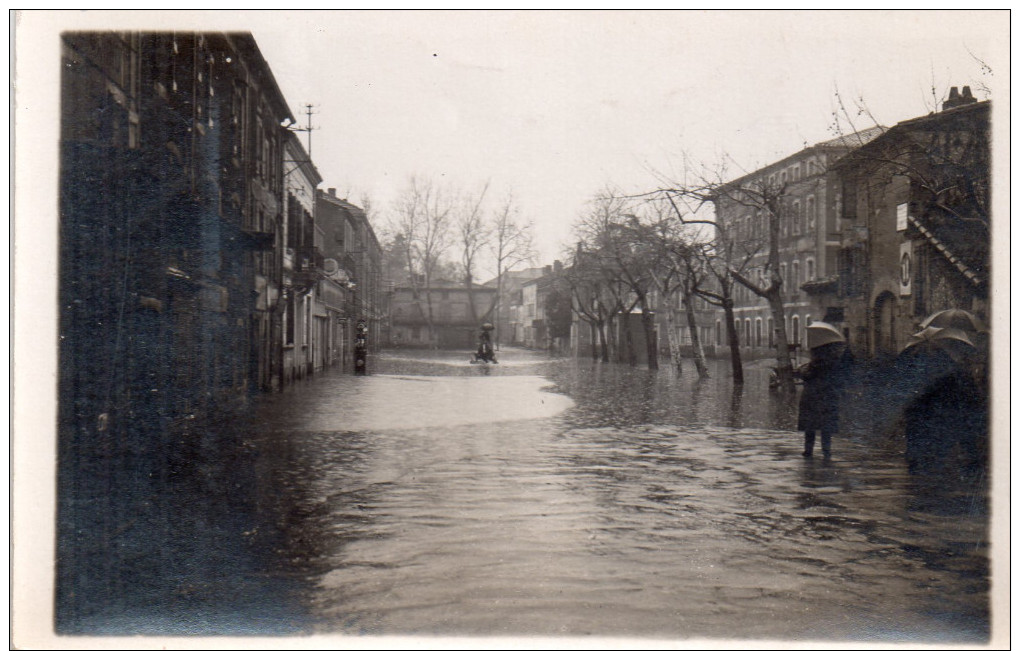 Carte Photo A Situer , Rue Innondee..pompe A Essence ....lieu A Iddentifier - A Identifier