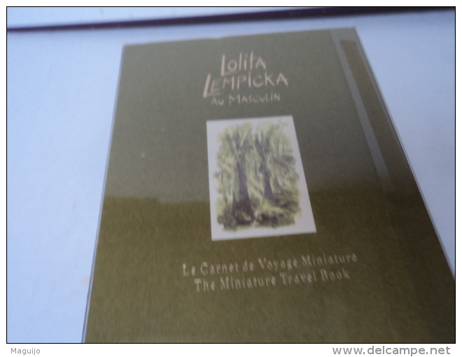 LOLITA LEMPICKA " AU MASCULIN: " LE CARNET DE VOYAGE  MINIATURE" MINI EDT 5 ML + GEL DOUCHE TONIFIANT 20 ML  LIRE ET VOI - Miniatures Hommes (avec Boite)