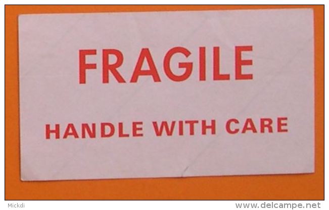 FRAGILE - HANDLE WITH CARE - AUTOCOLLANT - AEROPORT ? - ANCIEN - MANIPULER AVEC SOIN - 16 X 9 Cm - Autocollants