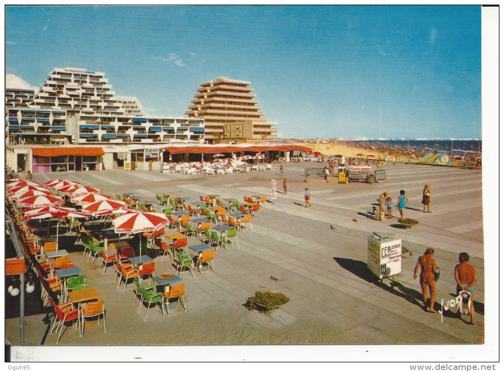 34 - LA GRANDE MOTTE - La Plage Bordée Par Les Immeubles Pyramidaux - Autres & Non Classés