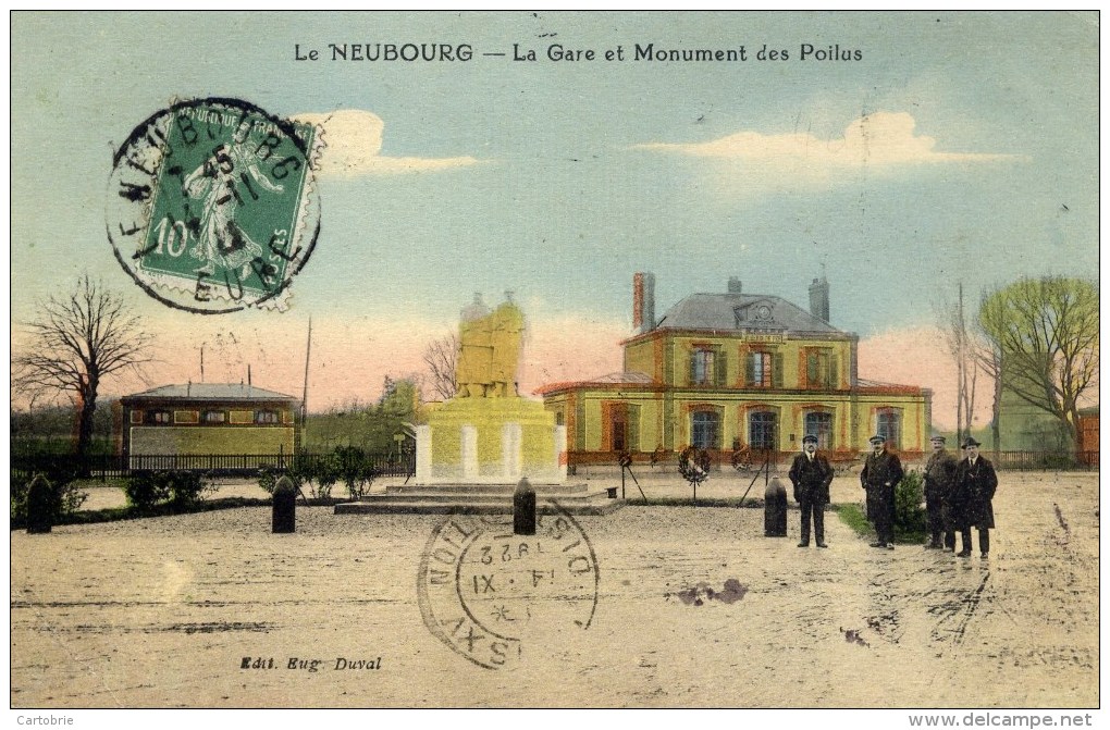 27 LE NEUBOURG  La Gare Et Monument Des Poilus 1914.1918 Animée - Le Neubourg