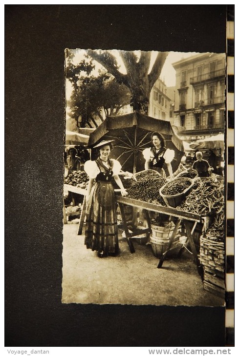 Nice - Deux Jolies Niçoises Au Marché (vendeuses D'olives), 1959 - Mercadillos