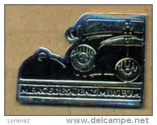 13-aut162. Pin Mercedes Benz. Museum. Roland Bauer. Stuttgart (Reverso) - Mercedes