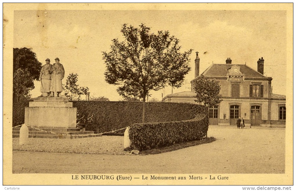 27 LE NEUBOURG  Le Monument Aux Morts La Gare 1914.1918 - Le Neubourg