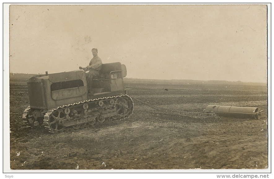 Tracteur à Chenilles Genre Tank   Carte Photo Roulage Dans Un Champs - Trattori