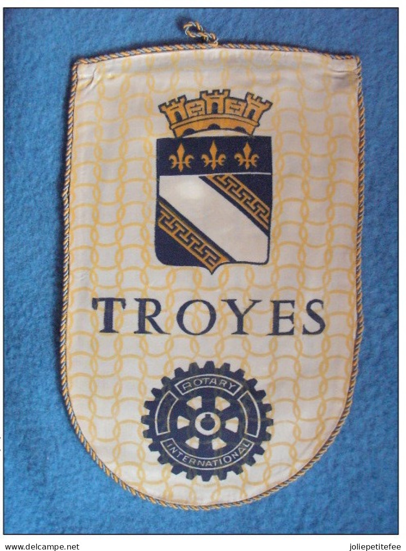Fanion / Penant:   TROYES. (France)      ROTARY INTERNATIONAL - Troyes