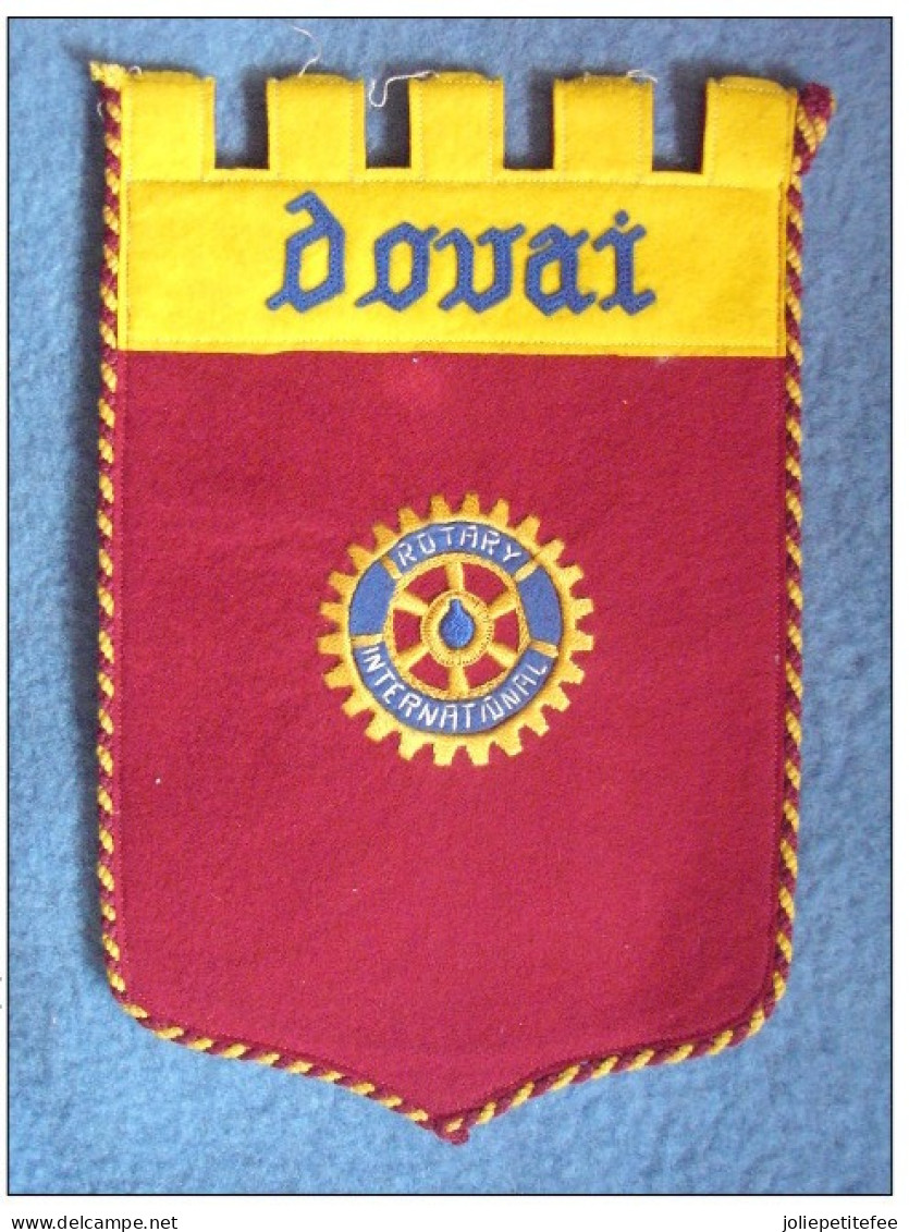 Fanion / Pennant:    DOUAI. FRANCE.  ROTARY INTERNATIONAL - Douai