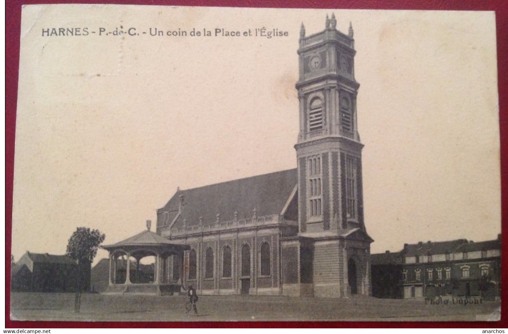 62 Pas De Calais HARNES Un Coin De La Place Et L'Eglise Kiosque (RARE) - Harnes