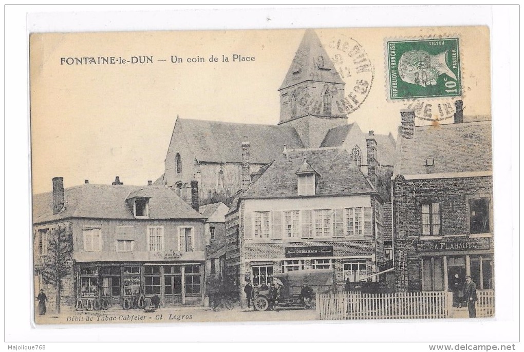 Cpa De Fontaine Le Dun ( Seine-inf)    Un Coin De La Place - Fontaine Le Dun
