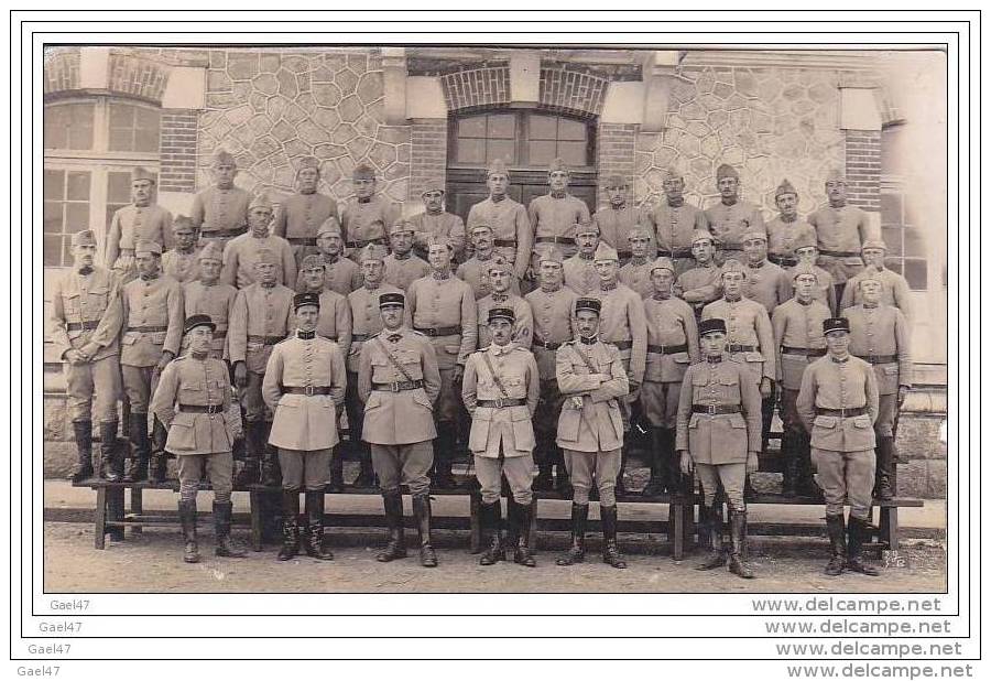 Carte-Photo Réf-JP-X412 ( Guerre 14/18)   MILITAIRES  Devant La Caserne - Casernes