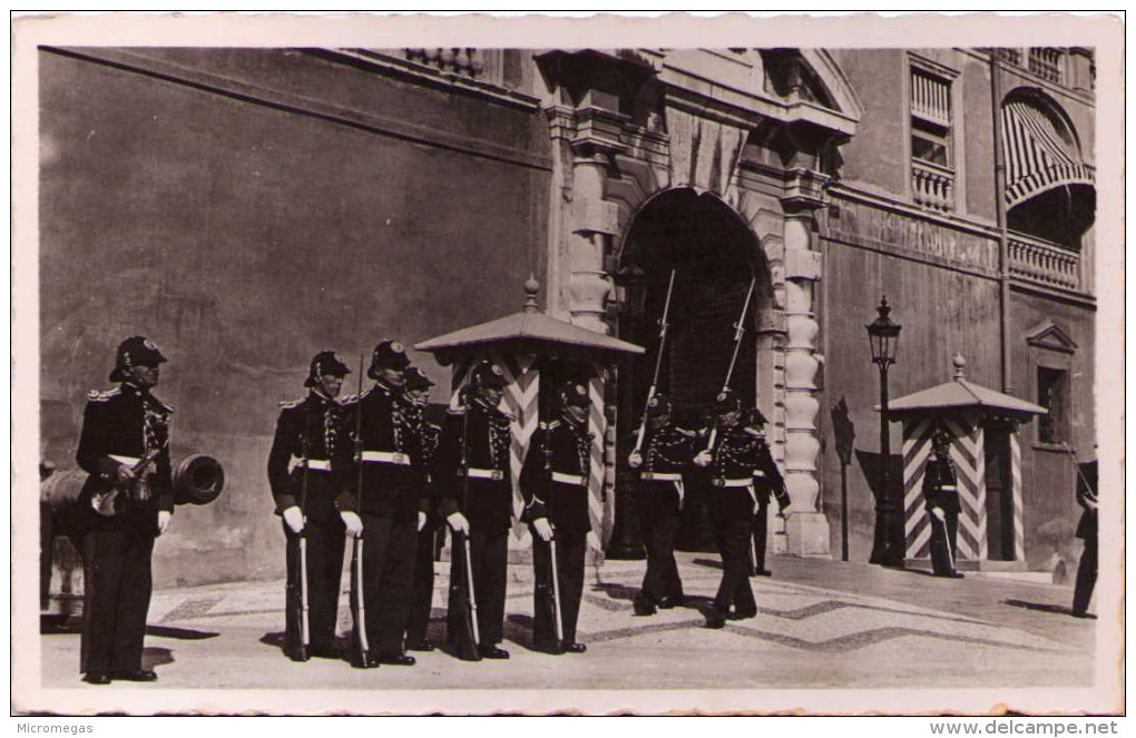 MONACO - La Relève De La Garde Devant Le Palais Princier - Porto