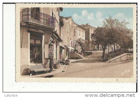 Monclar-de-Quercy  82    Vue Sur Le Quartier-Bas_Café Et Pompe A Essence Et Place Animée - Montclar De Quercy