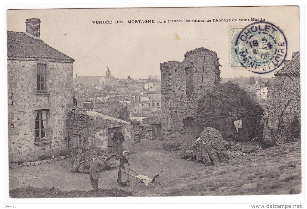 MORTAGNE. - Vu à Travers Les Ruines De L'Abbaye De Saint-Martin . Cliché RARE - Mortagne Sur Sevre