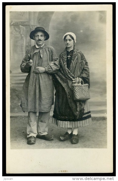 Cpa Carte Photo -- Couple Costume Régional  AA9 - To Identify