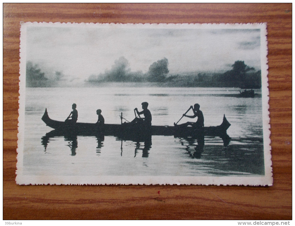 CAROLINES  Canaques Sur Leur Pirogue  Années 20 - Mikronesien