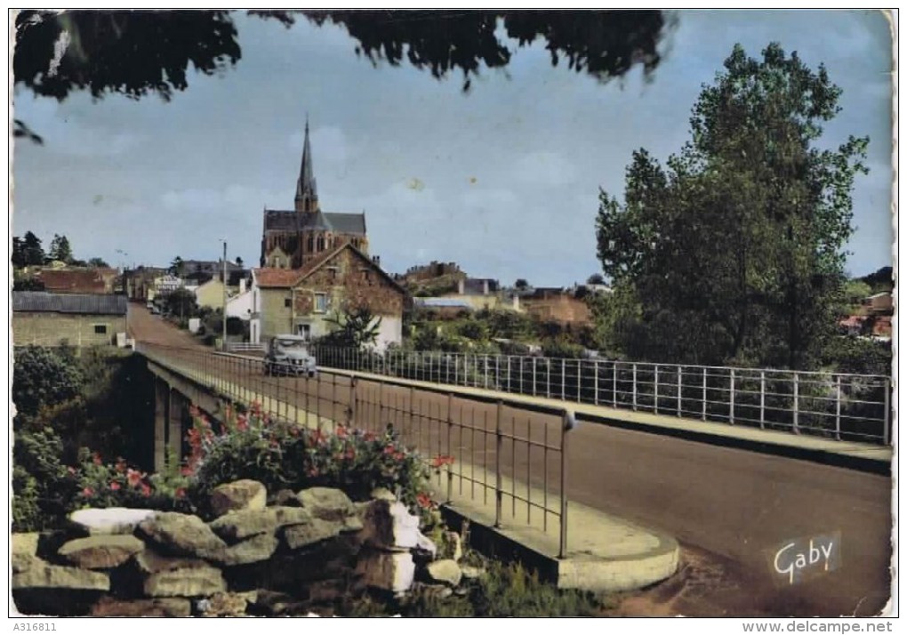 CPSM La Chapelle Basse Mer LE PONT ET L EGLISE (citroen Grise 2 Cv ) - La Chapelle Basse-Mer