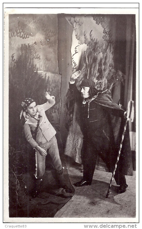 CARTE PHOTO-  THEATRE  SCENE COMEDIENS HOMME ENFANT  ANNEE 1920 ENVIRON - Autres & Non Classés