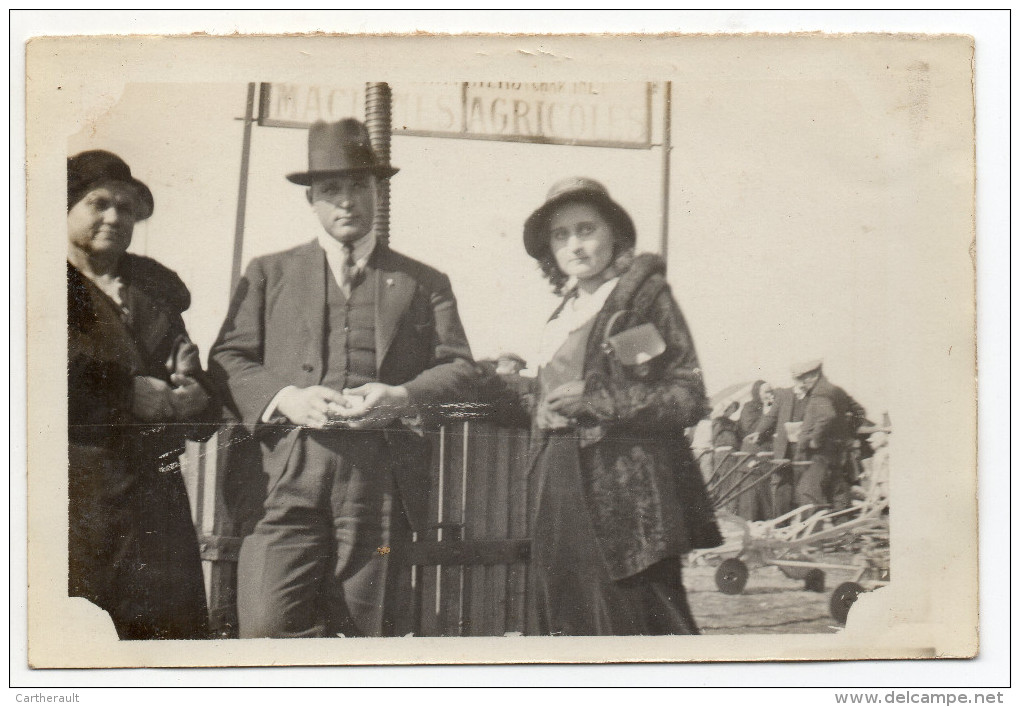 Photos Anciennes Originales -  Foire Agricole De MONTENDRE En 1931 , Publicité Pour Un Machiniste De CHEPNIERS - Lieux