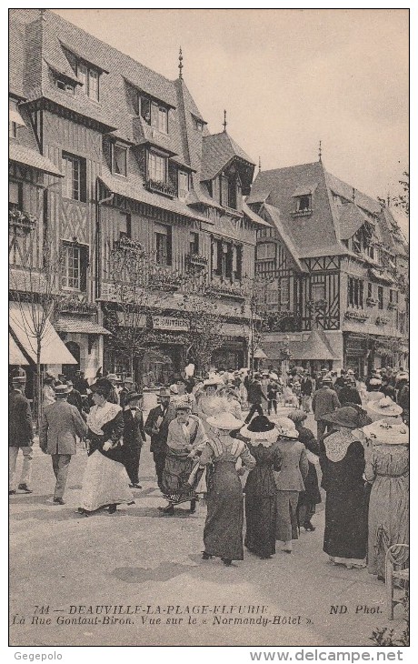 DEAUVILLE- LA PLAGE FLEURIE - La Rue Gontaud-Biron Sur Le " Normandy-Hotel " - Deauville