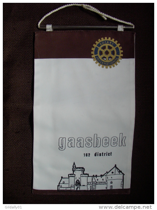 FANION / PENNANT:    GAASBEEK.  District 162.  (BELGIQUE)  -   ROTARY  INTERNATIONAL. - Autres & Non Classés