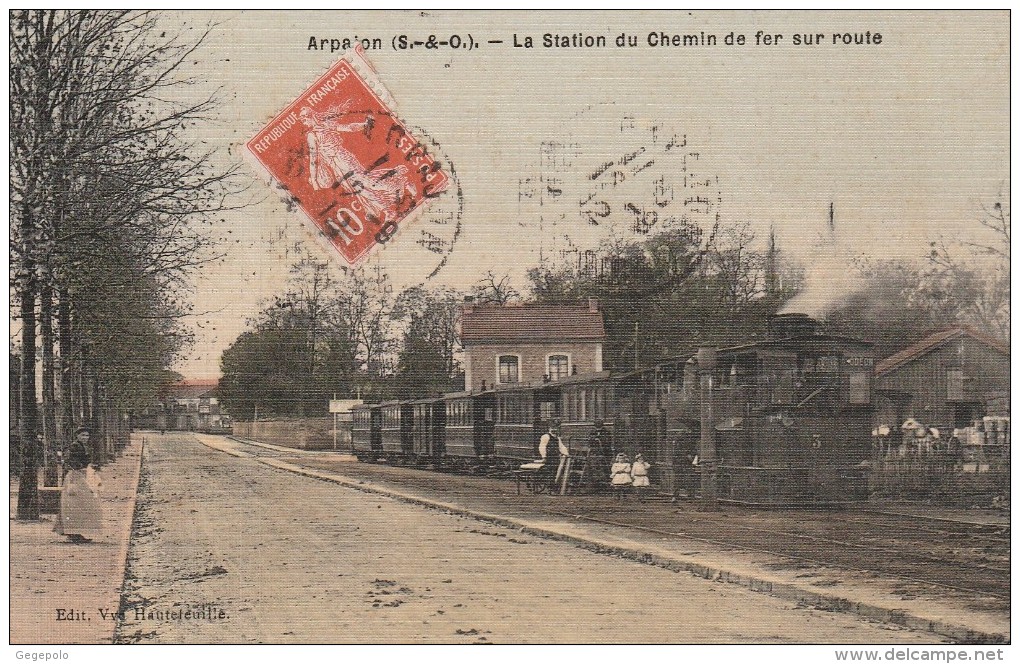 ARPAJON   - La Station Du Chemin De Fer Sur Route - Arpajon