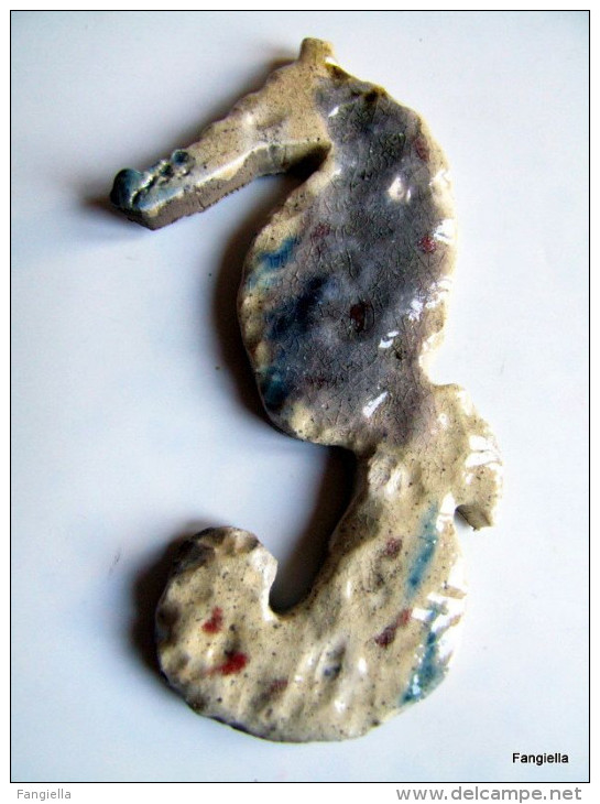 Pendentif Céramique Raku émaillé Hippocampe écru Gris Bleu Artisanal Environ 95x47x6mm  Une Superbe Pièce De Créateur - Perles