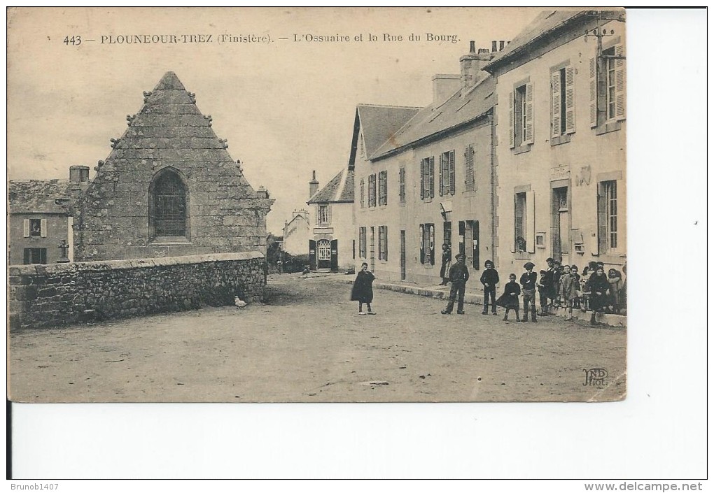 PLOUNEOUR TREZ   L'ossuaire Et La Rue Du Bourg 1927 - Otros & Sin Clasificación