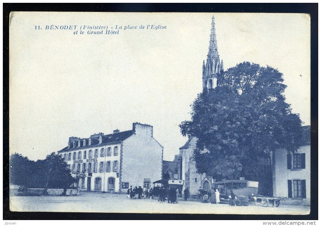 Cpa Du 29 Bénodet - La Place De L' église Et Le Grand Hôtel     AA13 - Bénodet