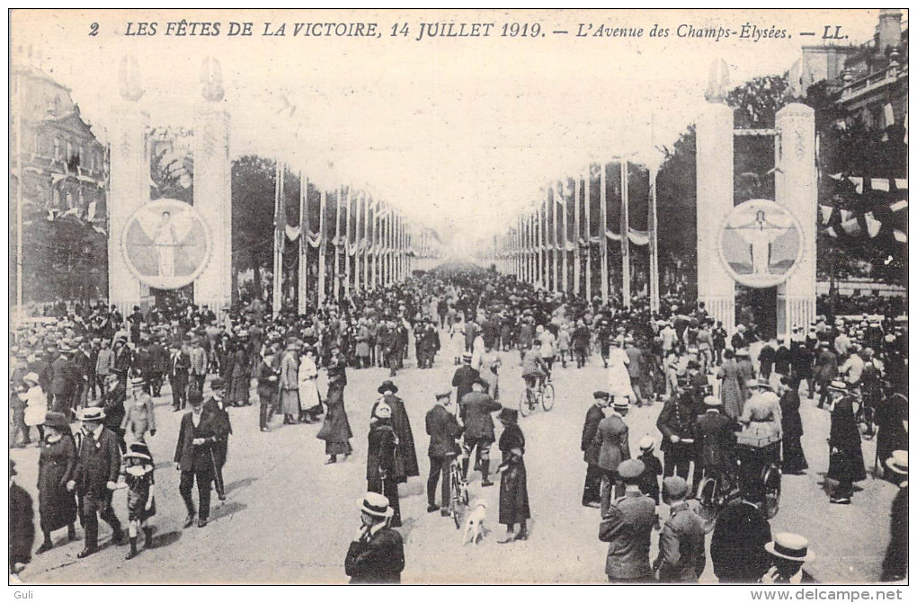 MILITARIA Les Fêtes De La Victoire 14 Juillet 1919 L´Avenue Des Champs Elysées (soldats Militaires)(Guerre) .*PRIX FIXE - Guerre 1914-18