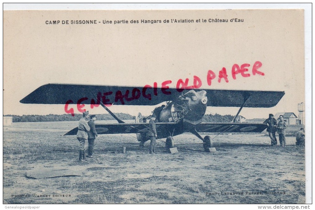 02 - CAMP DE SISSONNE -UNE PARTIE DES HANGARS DE L' AVIATION ET LE CHATEAU D' EAU - Sissonne