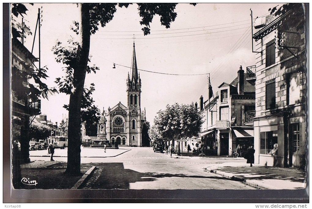 BRIARE . L'Eglise Et La Place De La République . - Briare