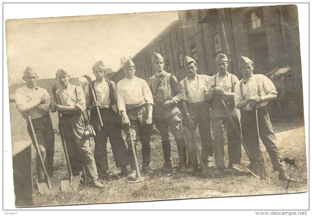 57  METZ    CPA  PHOTO   GROUPE DE MILITAIRES  EN  CORVEE - Metz Campagne