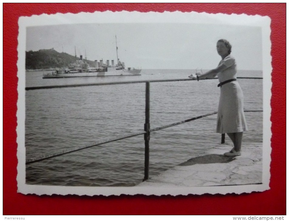 VILLEFRANCHE SUR MER NAVIRE DE GUERRE - Places