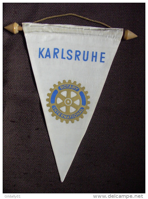 FANION / PENNANT:    KARLSRUHE.  (ALLEMAGNE).  -   ROTARY  CLUB  INTERNATIONAL - Andere & Zonder Classificatie