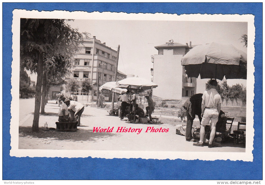 Photo Ancienne - SKOPJE ( Macédoine ) - Les Cireurs De Chaussures Sous Leur Parasol - 1950 / 1960- Macedonia Yougoslavia - Berufe