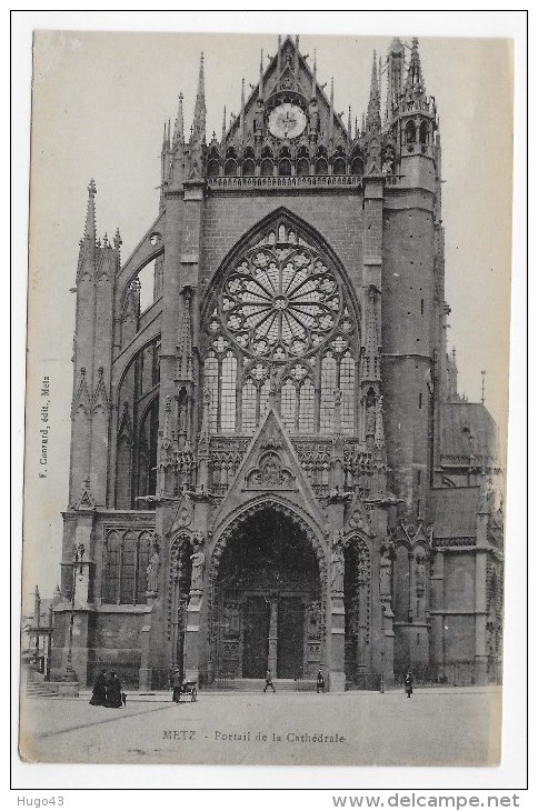 METZ EN 1919 - PORTAIL DE LA CATHEDRALE AVEC PERSONNAGES - USURE EN HAUT A GAUCHE - CPA VOYAGEE - Metz