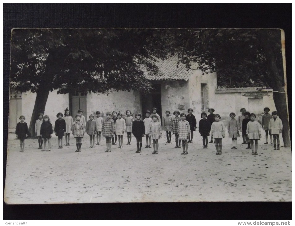 La ROCHE-sur-YON (Vendée) - Collège De Jeunes Filles - Vers 1930 - Elèves Alignées Dans La Cour - Ecole - A Voir ! - La Roche Sur Yon