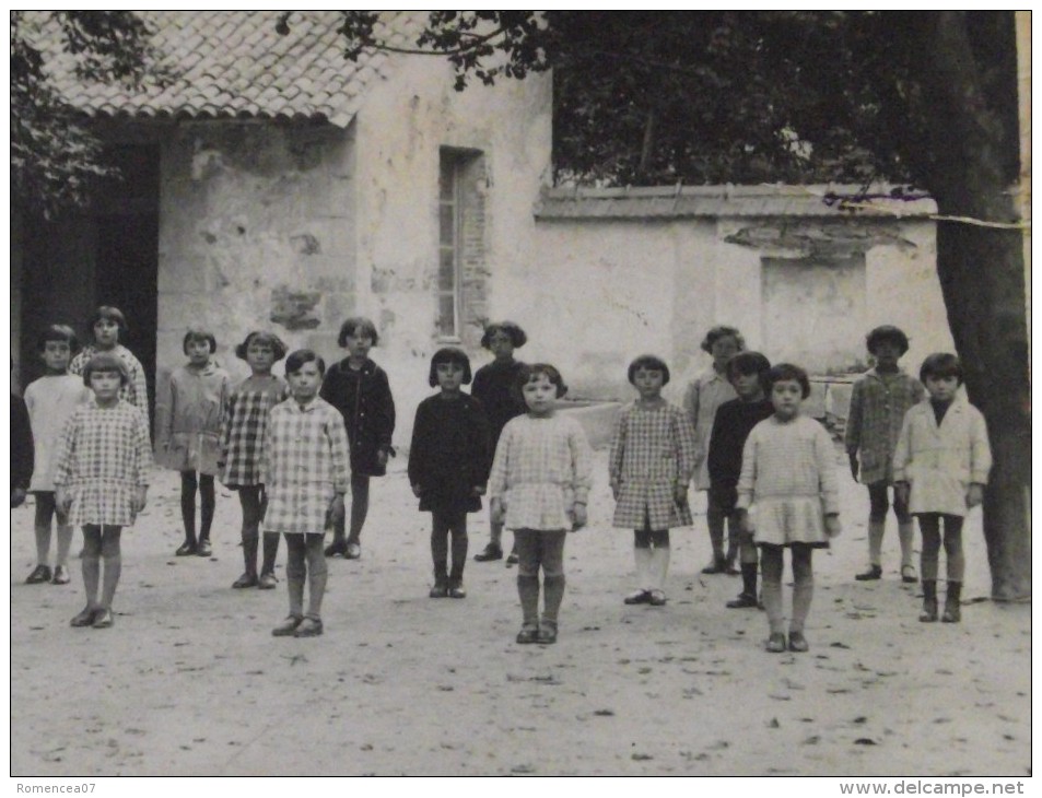 La ROCHE-sur-YON (Vendée) - Collège De Jeunes Filles - Vers 1930 - Elèves Alignées Dans La Cour - Ecole - A Voir ! - La Roche Sur Yon